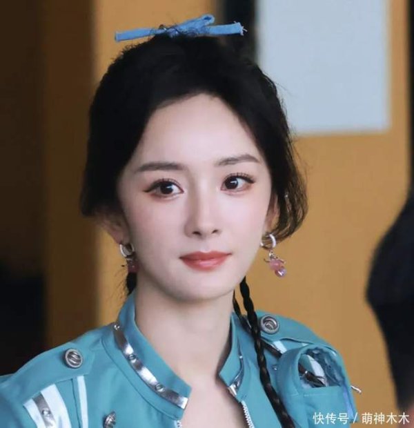 金多多 38岁杨幂颜值回春，梳高马尾穿白裤子身材似少女，脸颊都饱满了