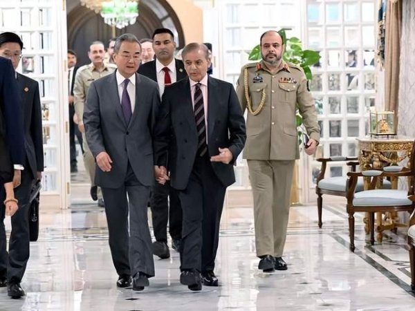 鼎红金投 紧牵王毅外长的手, 巴铁承认中美策略有所调整, 希望中方能多理解